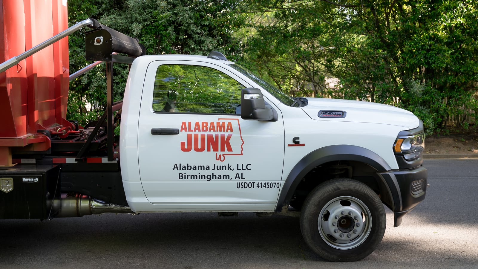 Alabama Junk Removal crew loading a truck in Birmingham